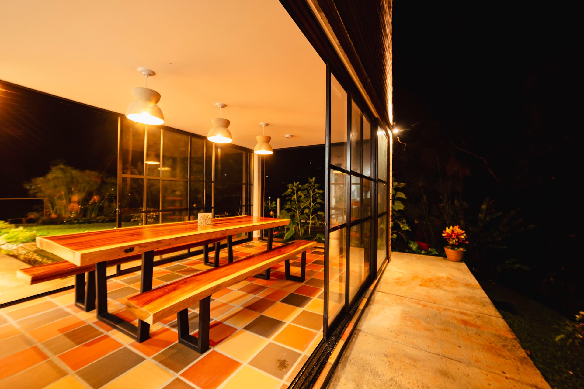 Coworking space at Isla de Pascua Hostel with mountain views